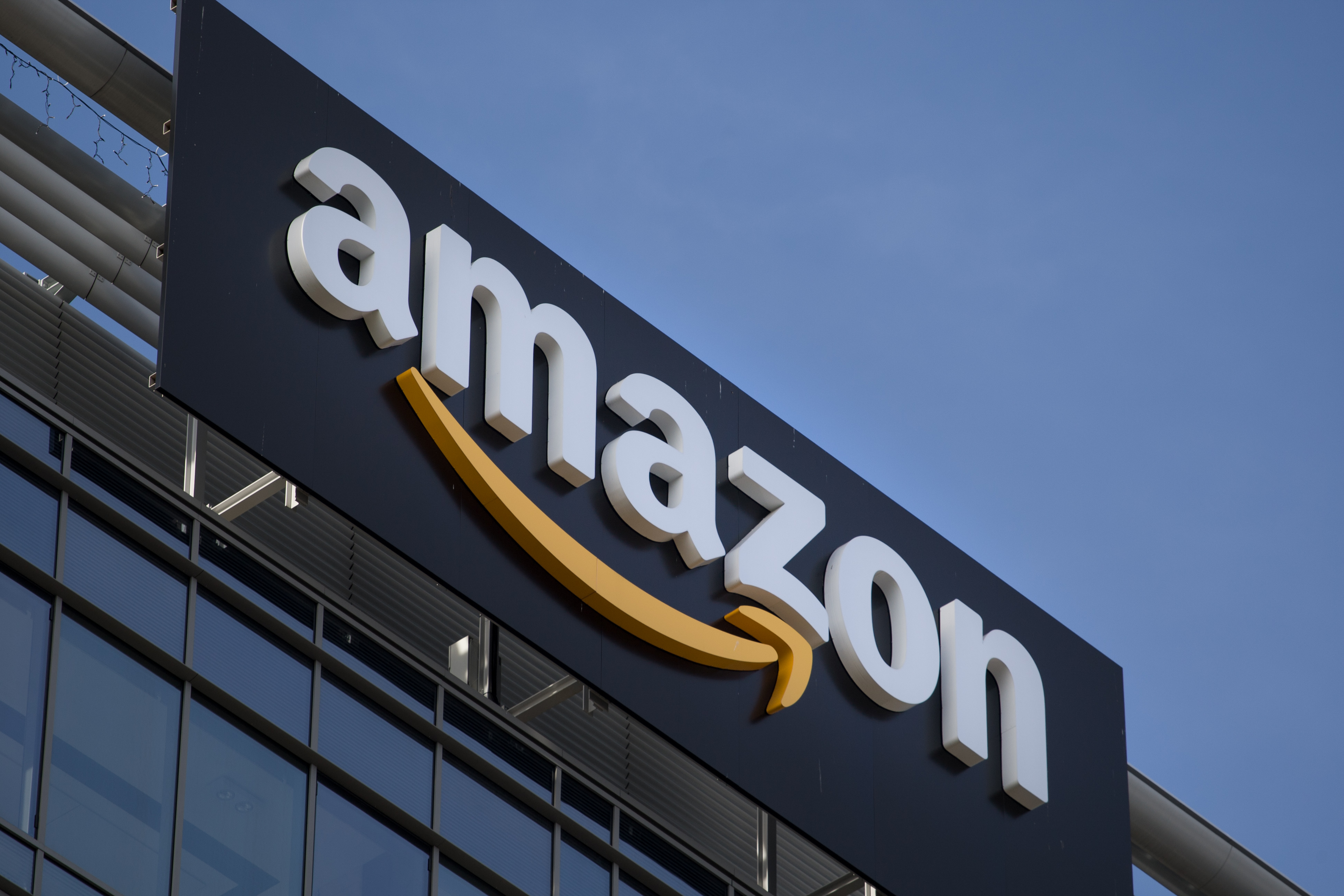 Amazon จดสิทธิบัตรบอลลูนลอยฟ้า และใช้โดรนบินลงมาส่งของถึงมือลูกค้าโดยตรง